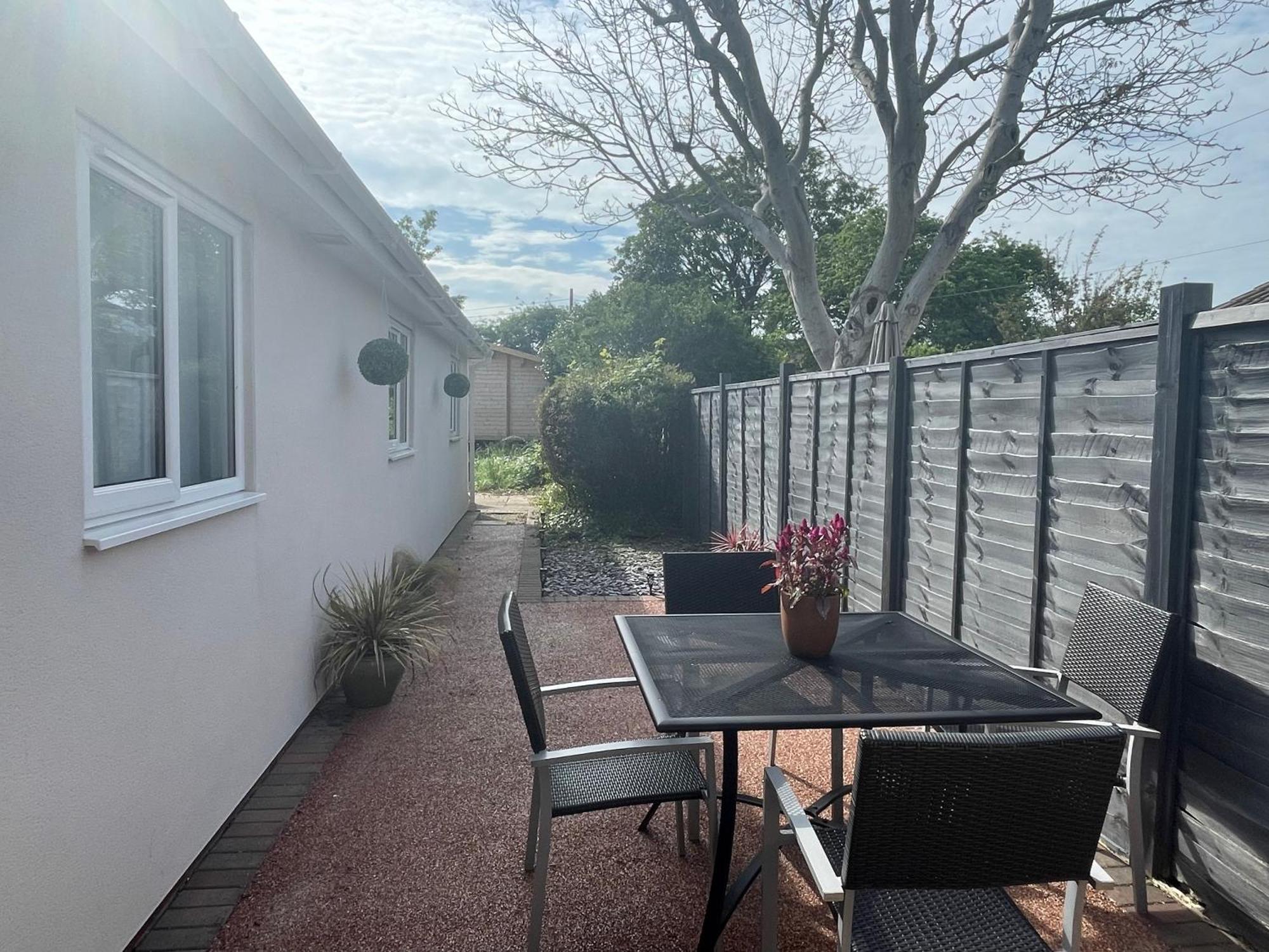 Maple Leaf Guest House Almondsbury Esterno foto