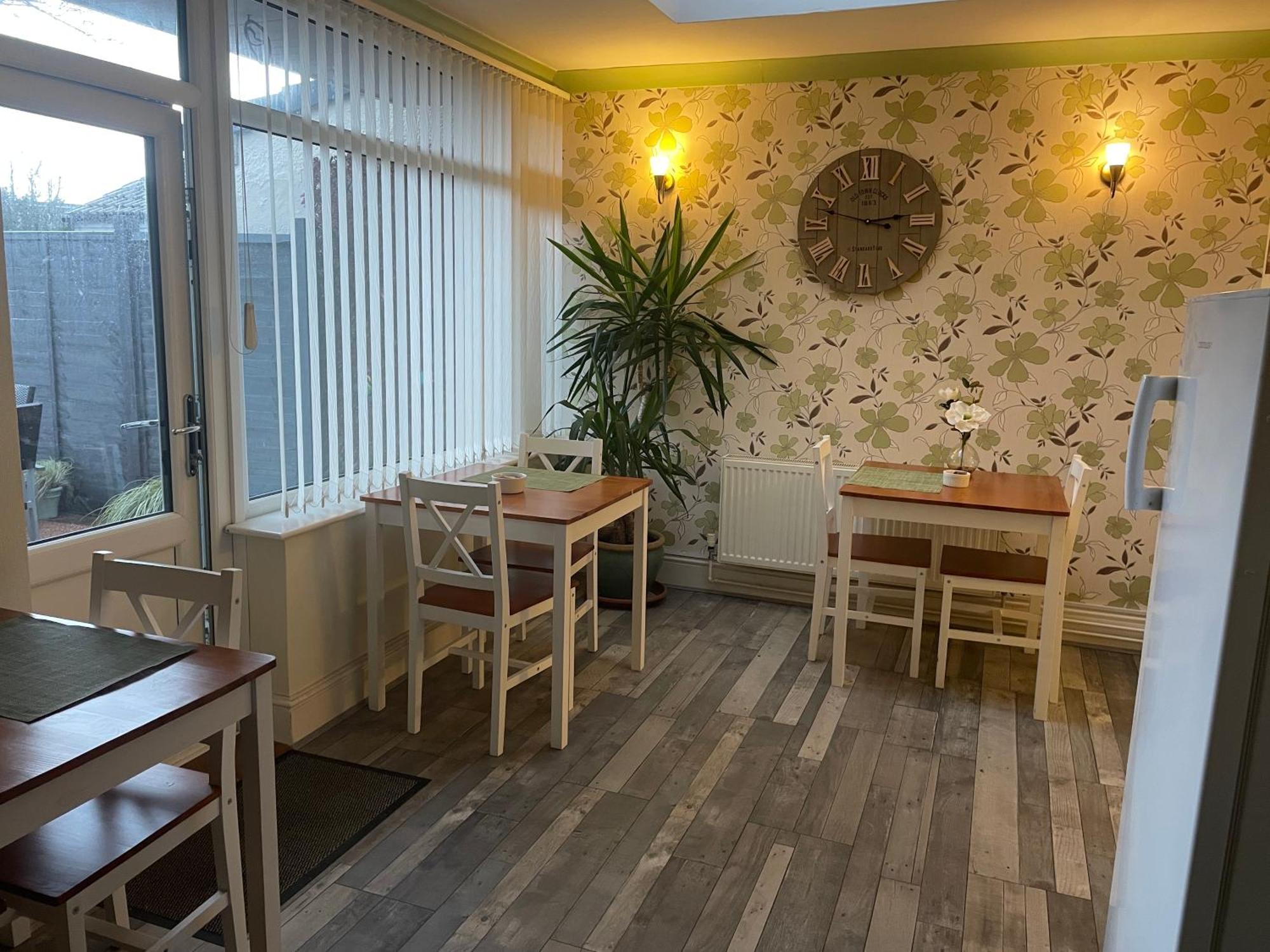 Maple Leaf Guest House Almondsbury Esterno foto